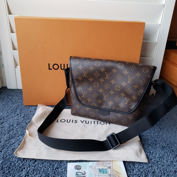 Louis Vuitton Monogram Magnetic Messenger - Picture 13 of 15